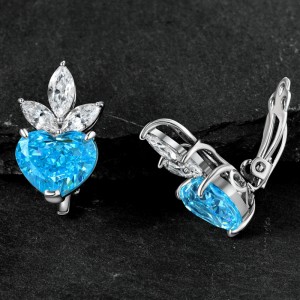 Arete de tierrasnuevas en forma de corazón