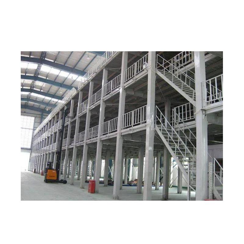 Plataforma de acero y escaleras