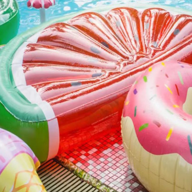 Cómo limpiar los flotadores de la piscina sin hacer agujeros?