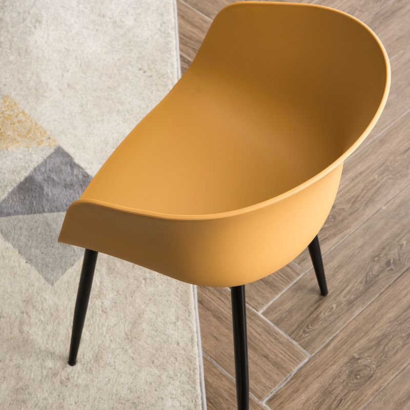 Silla de plástico en el comedor de la cocina