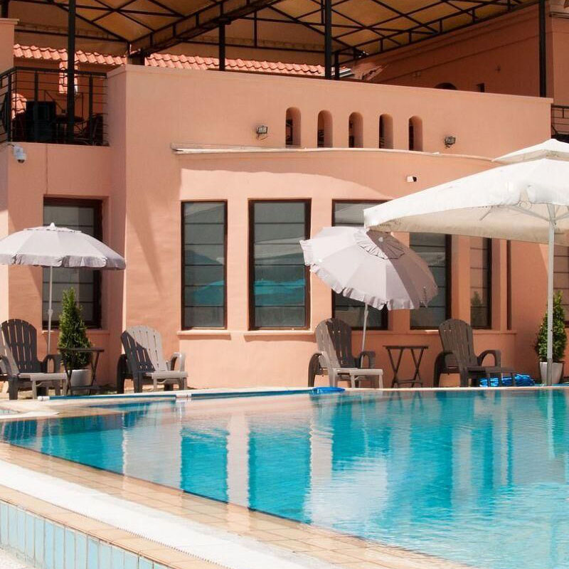 Cinco cosas a considerar al agregar una piscina a su patio trasero