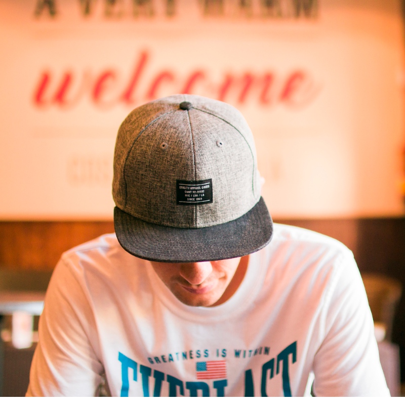 ¿Cuál es la diferencia entre snapbacks y camioneros sombreros??