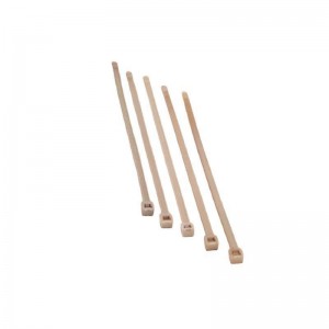 Pisando la corbata del cable