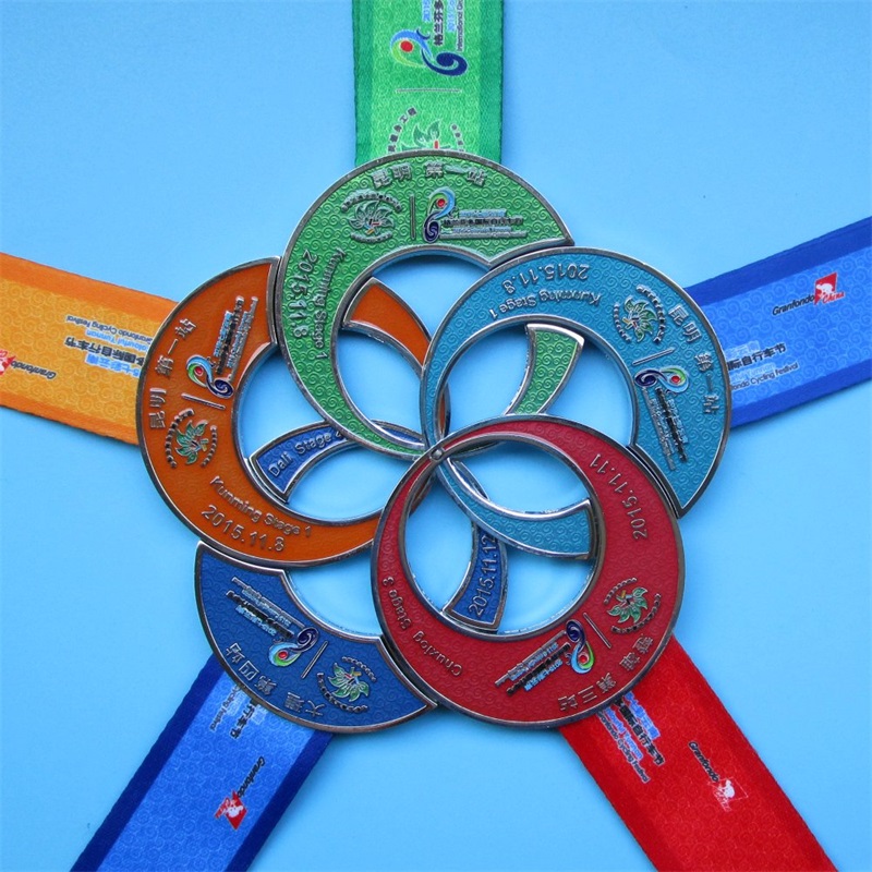 Cinco en un evento deportivo Medallas de combinación de recuerdos