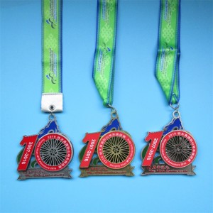 Conmemoran grandes actividades de hombres medallas de recubrimiento antiguos