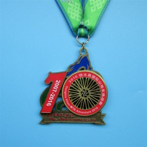 Conmemoran grandes actividades de hombres medallas de recubrimiento antiguos