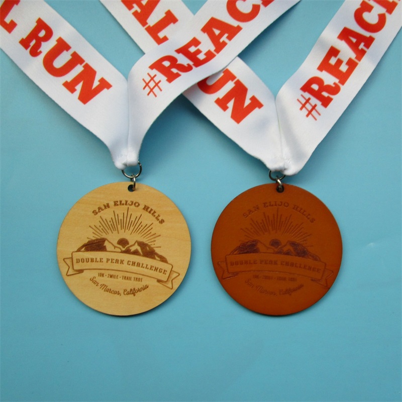 Tallado de madera de madera cruda con cinta de seda bonitas medallas