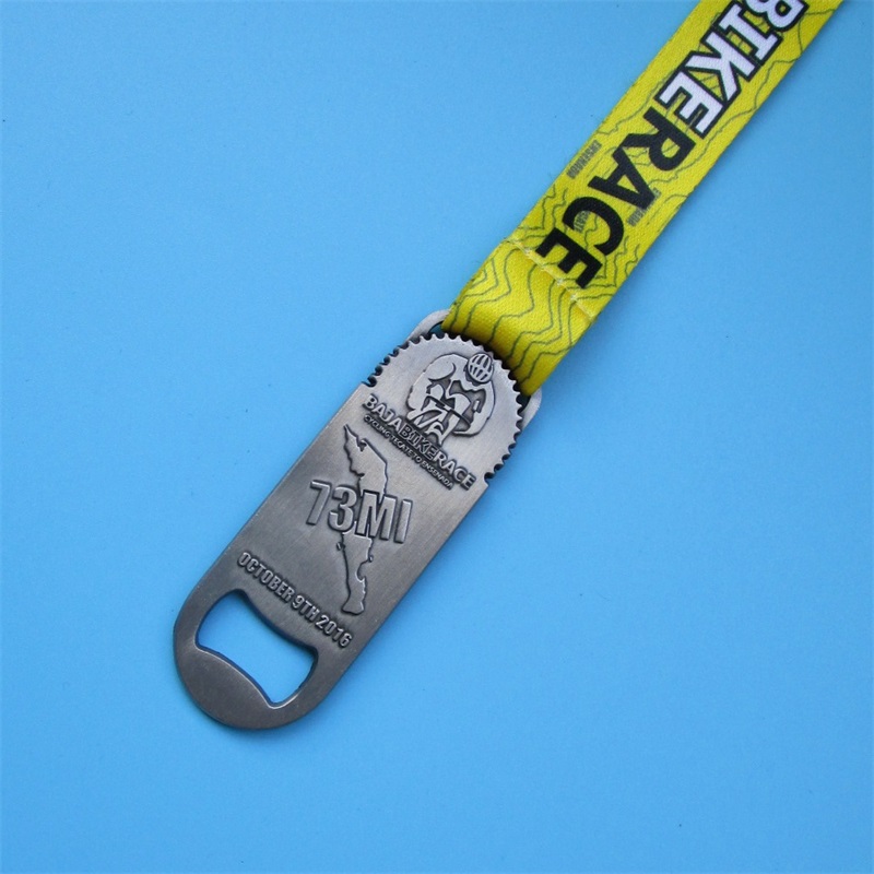 Medalla de metal colgante de medallón personalizado con abridor de botellas