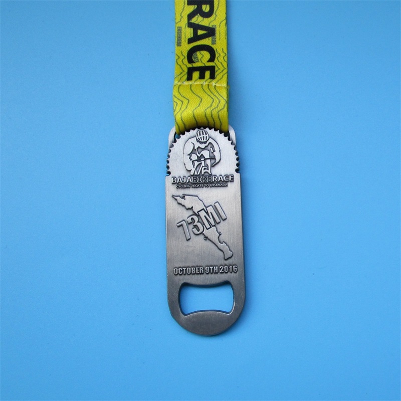 Medalla de metal colgante de medallón personalizado con abridor de botellas