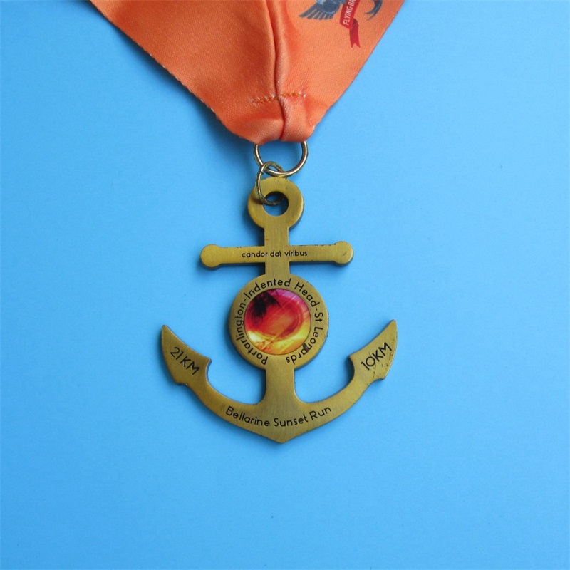 Medallas de premio con medallas deportivas de metal de carreras de oro de oro en blanco.