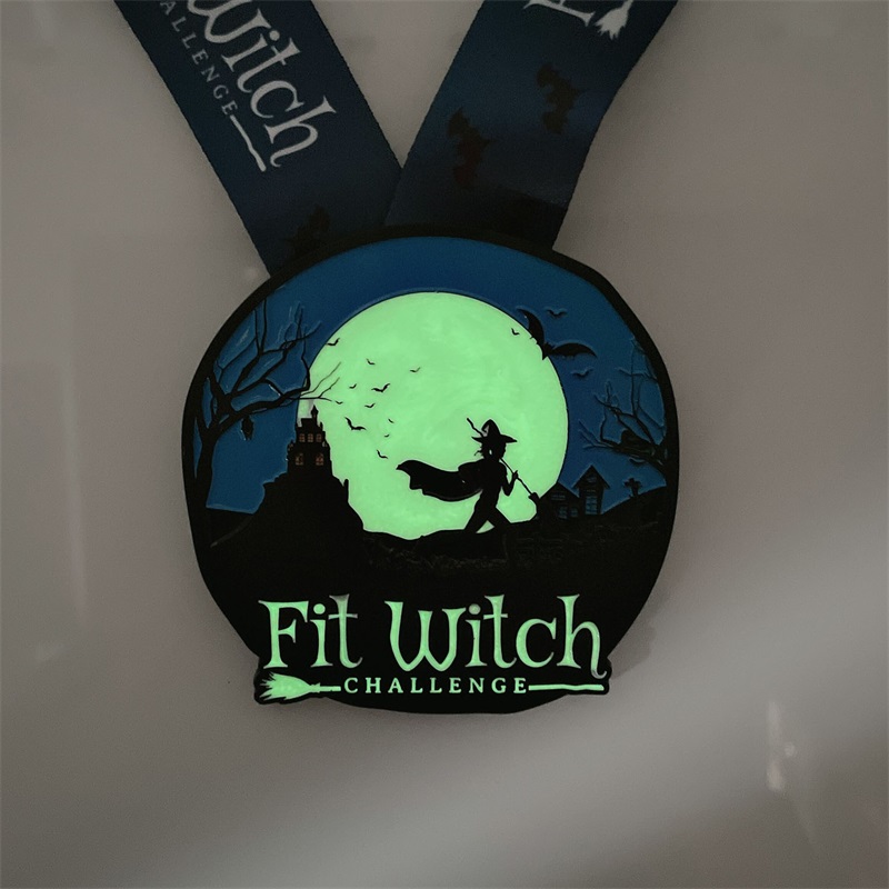 Medallas únicas de Holiday Run 7/8 pulgadas Medalla de black metal de black Halloween Medallas denoche luminosa