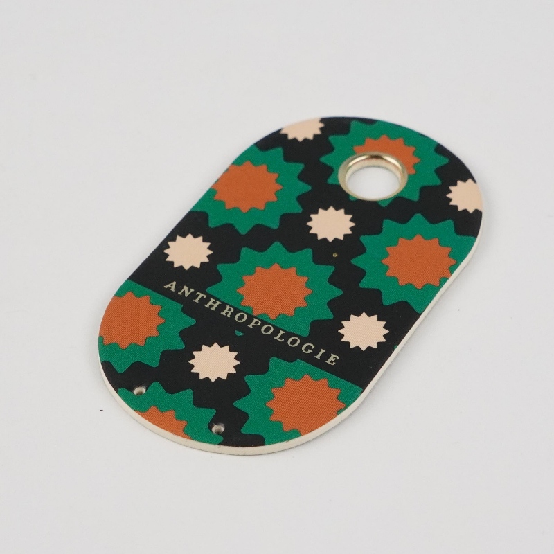 Logotipo de diseño de moda personalizado Nombre de la marca de alta calidad Etiquetas de colgación de papel personalizado con cuerda de cuerda para ropa de vestir amigable con el medio ambiente