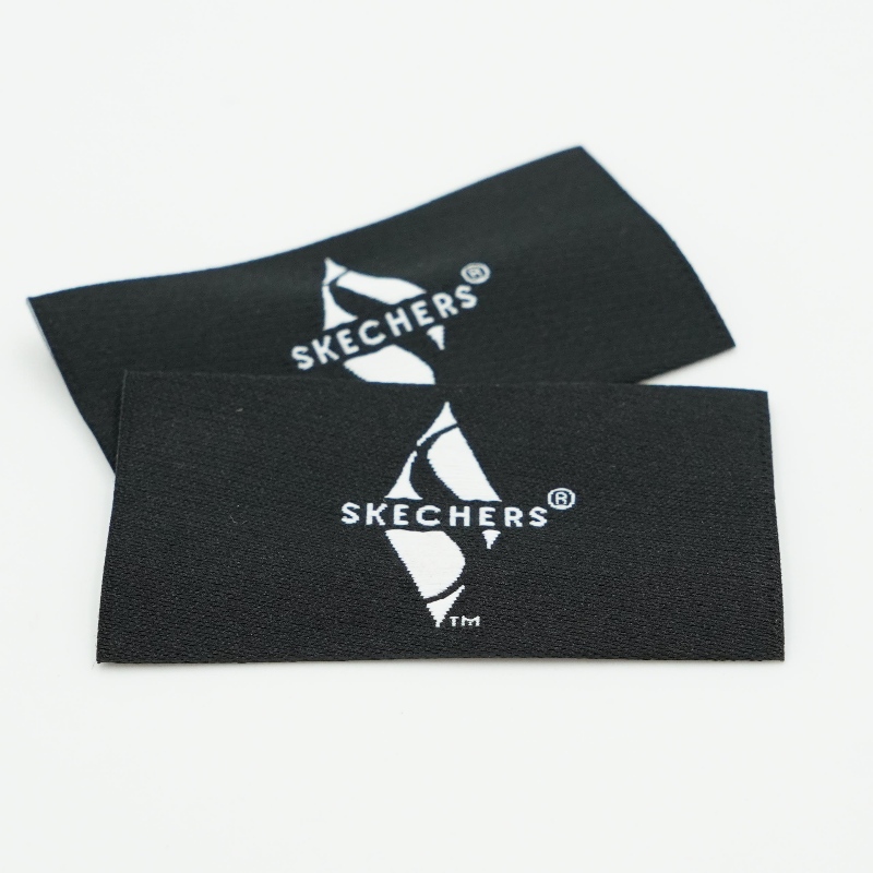 Diseños de prendas de vestir al por mayor Camisa de ropa de logotipo personalizado etiquetas de la marca de algodón etiquetas de la marca tejida del medio ambiente amigable con el medio ambiente