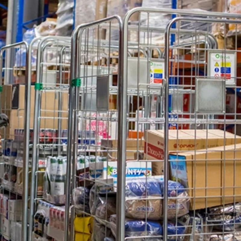 ¿Qué beneficios ofrecennuevos equipos como estantes de almacén y carros de logística a las industrias de producción modernas?