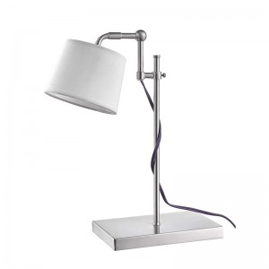 Lámpara de tarea ajustable en la estación de trabajo en las habitaciones
