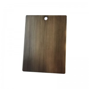 Lámpara de tarea con acabado blanco y de teca y una estación de trabajo en @noff switch @ en la sala de visitas