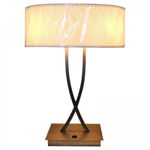 Dos lámparas de escritorio de acabado plateado antiguo y ligero con un interruptor rocker en/off en la habitación