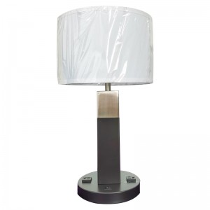 Lámpara de mesa de acabado deníquel de dos tonos y cepillados con un interruptor de balancín On/off y dos salidas convenientes en la habitación