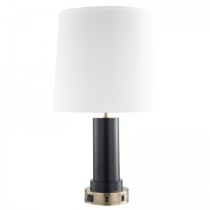 Lámpara denoche personalizada con latón antiguo y acabadonegro, un interruptor de balancín en/off, una salida conveniente y un puerto de carga USB en la habitación