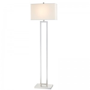 Sofá del hotel Marriott al lado de la lámpara de piso con acabado deníquel cepillado en la habitación