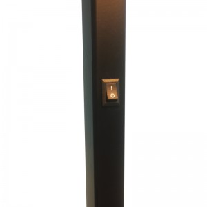 Sofá del hotel Waterwalk al lado de la lámpara de piso con acabadonegro mate en la habitación