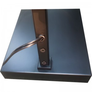 Lámpara de piso de hotel de agua con acabadonegro mate en el sofá al lado de la habitación