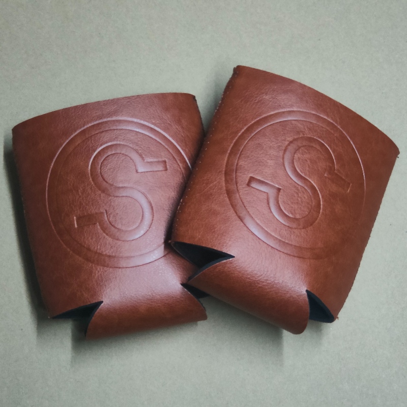 Logotipo debosed Neoprene Brown PU Leather puede enfriar 330 ml PU Beer Sporter Coozies Koozies