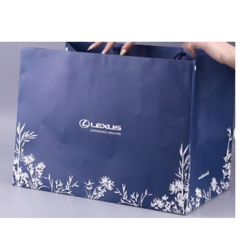 Bolsa de papel de compra de regalos mate de lujo con logotipo para bolsas de embalaje personalizadas