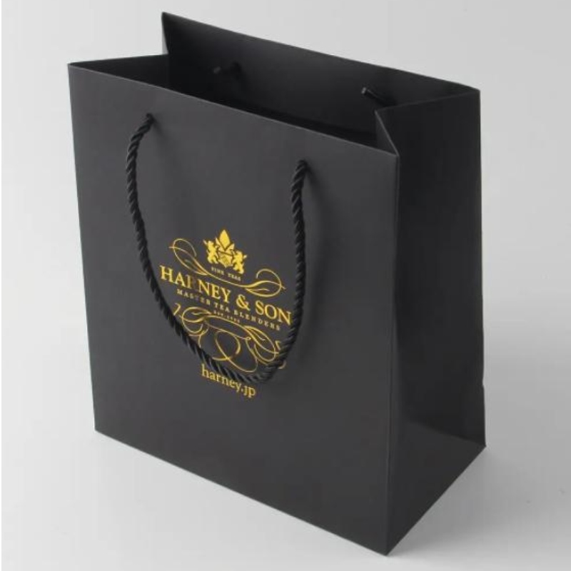 Bolsas de papelnegras de lujo Impreso Ropa de logotipo personalizada Ropa de compras Joyas de papel de papel de papel