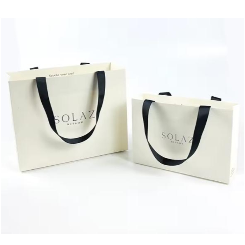 Bolsas de papel impresas Cardboard Luxury White Kraft Paper Bolde de regalo con mango de cinta para la bolsa de compras con su propio logotipo