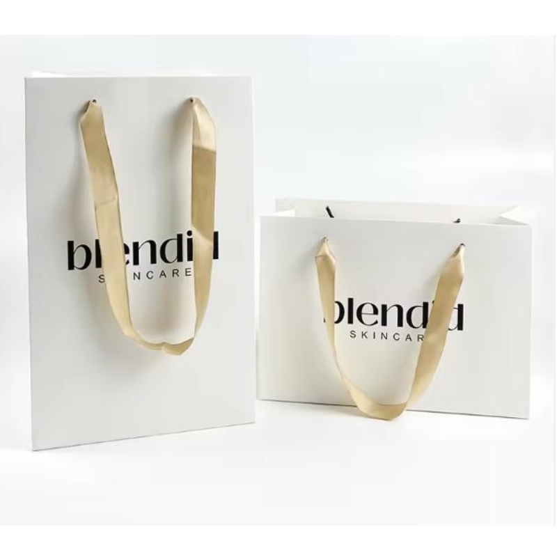 Bolsas de papel impresas Cardboard Luxury White Kraft Paper Bolde de regalo con mango de cinta para la bolsa de compras con su propio logotipo