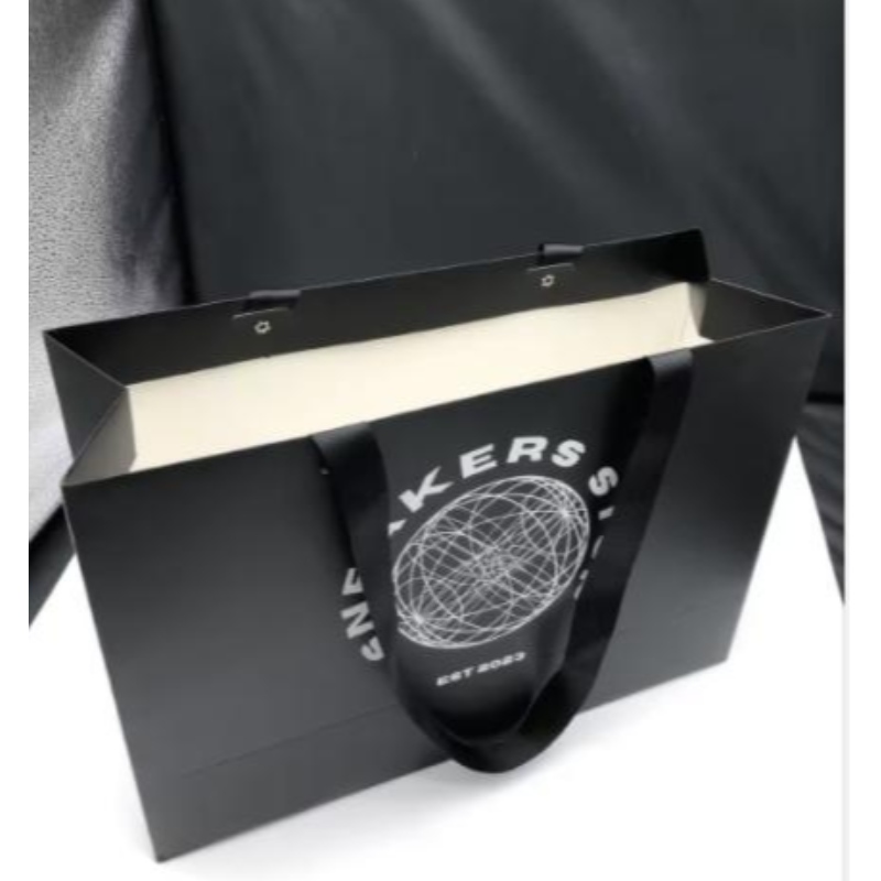 Logotipo personalizado Matt Black Paper Papelaje Bolsa de papel de regalo bolsas de compras Bolsas de papel de lujo con mango de cinta