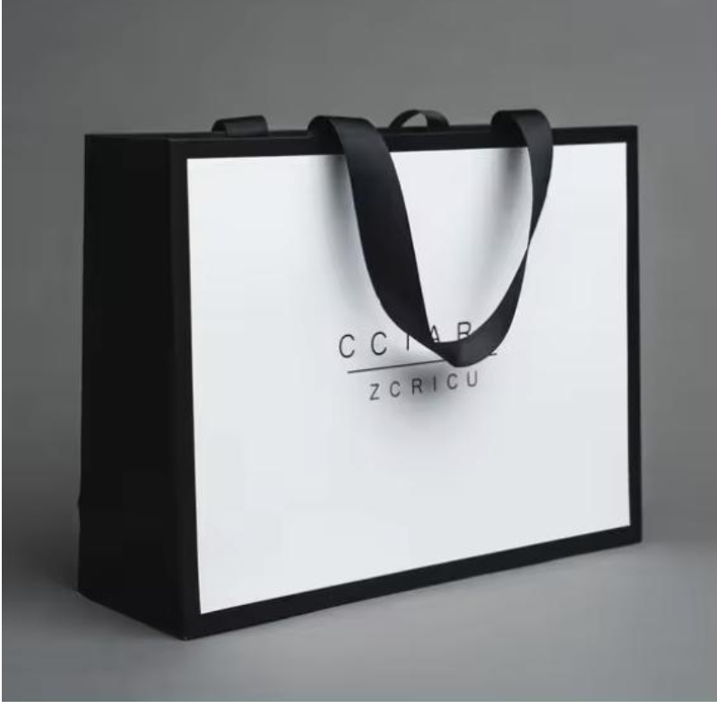 Ropa de lujo personalizada bolso minorista bolso de regalo blanco bolsas de papel compras bolsas de papel con mangos para ropa