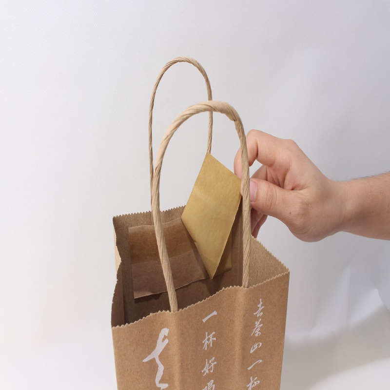 Presentamosnuestras prácticas bolsas de papel con asa y cinta adhesiva de doble cara