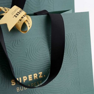 Elegante bolsa de papel kraft en relieve