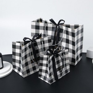 Bolsa de regalo Kraft a cuadros elegante