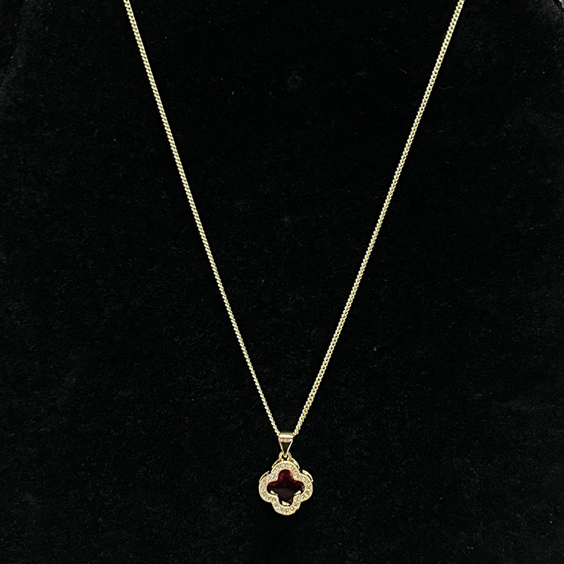 Radiant Ruby Blossom Gold-Collar de flores chapado con acentos claros y brillantes