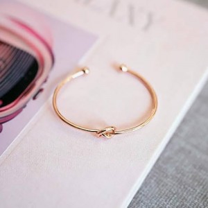 4k Gold Forever Love Knot Infinity Bangle Bracelets para mujeres brazalete de brazalete de oro ajustable para mujeres elegante oro-Pulsera abierta con diseño denudos: joyas minimalistas modernas para ropa diaria y ocasiones especiales