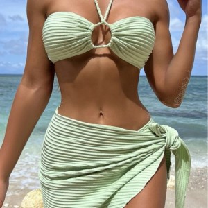 Sexy bikini traje de baño tres-pieza colocada con una falda transparente, cabestro-Estilo del cuello, traje de baño de color sólido para mujeres, disponible en stock y múltiples colores SY816 Precio:$79.99