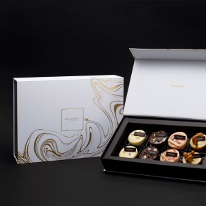 Caja de regalo minimalista dorada