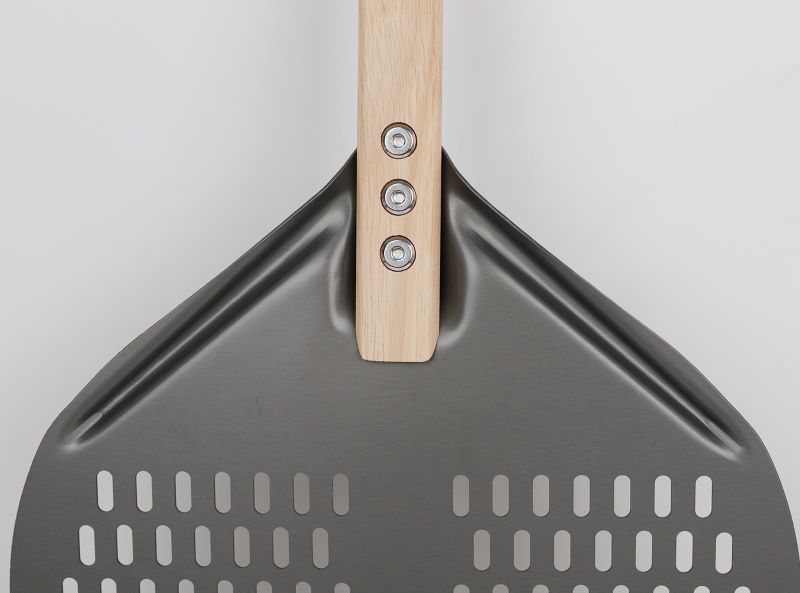 1671502042.jpeg Wooden handle perforated pizza shovel detail1.JPEG